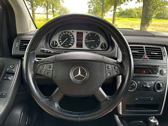 Mercedes-Benz B200 9 of 14