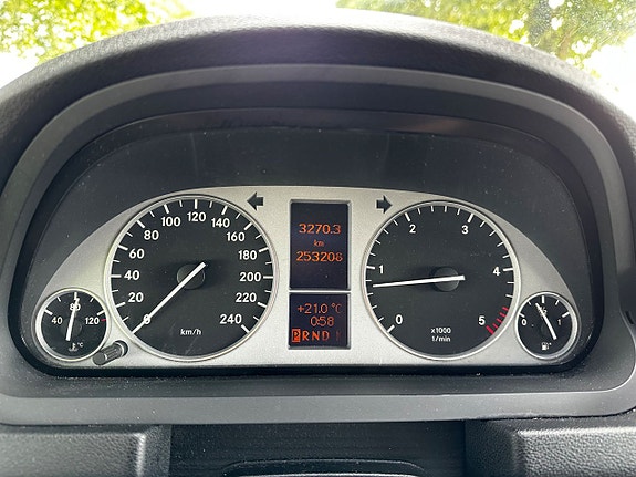 Mercedes-Benz B200 10 of 14