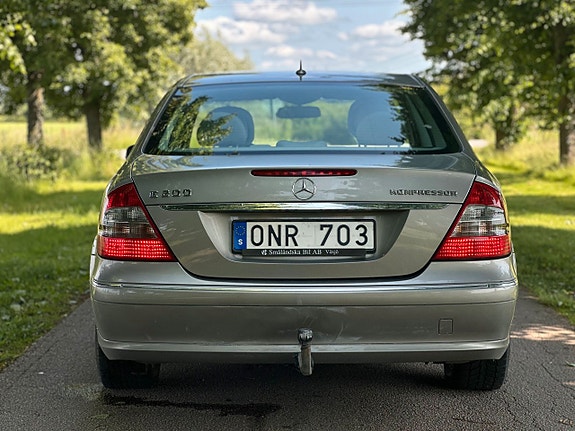 Mercedes-Benz E200 3 of 5