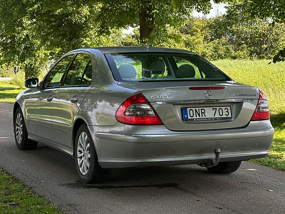 Mercedes-Benz E200 4 of 5