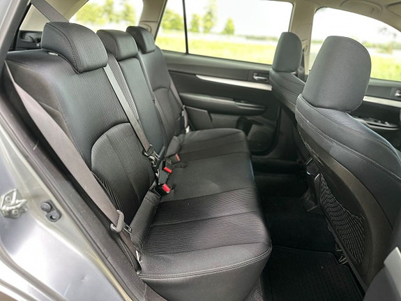 Subaru Legacy 12 of 16
