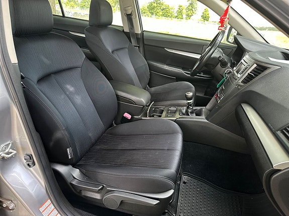 Subaru Legacy 11 of 16