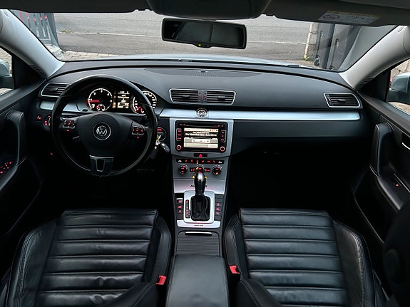 Volkswagen Passat 12 of 25