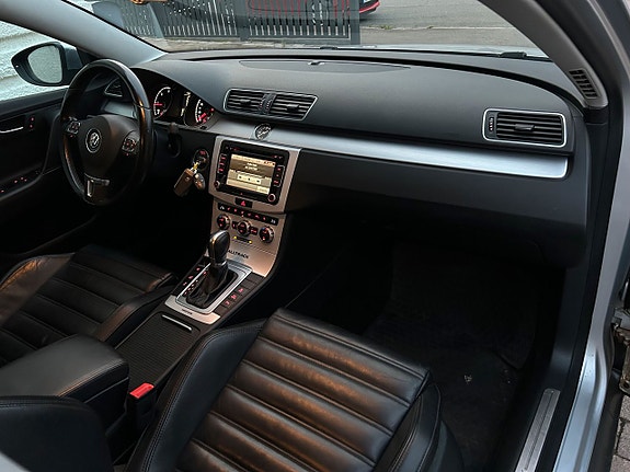 Volkswagen Passat 16 of 25
