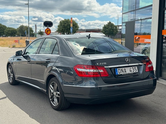Mercedes-Benz E220 3 of 5