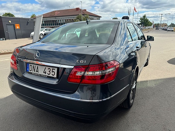 Mercedes-Benz E220 4 of 5