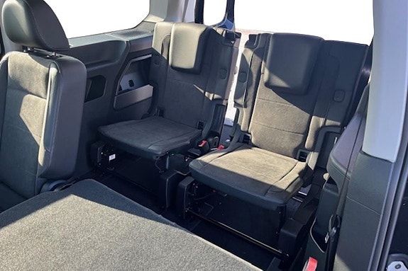 Volkswagen Caddy Maxi 12 of 12