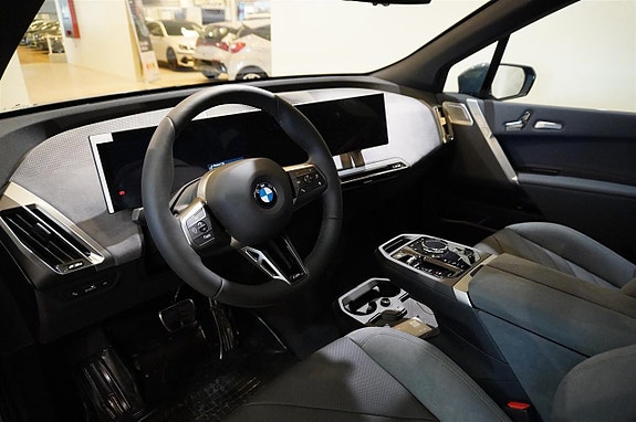 BMW iX 2 of 9