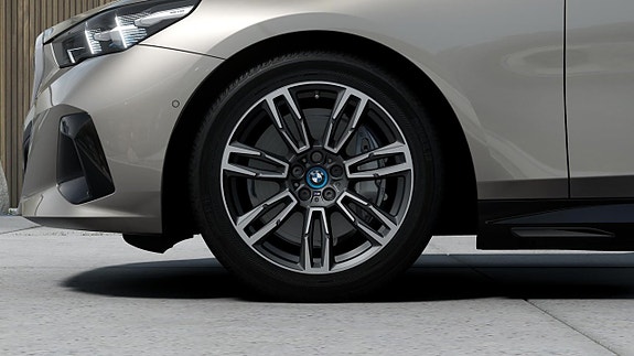 BMW i5 7 of 13