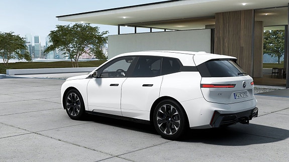 BMW iX 2 of 13