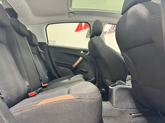 Peugeot 208 12 of 16
