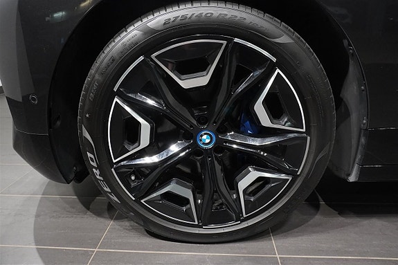 BMW iX 4 of 16