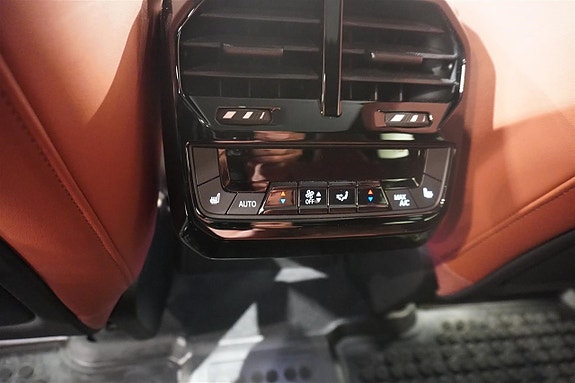 BMW iX 13 of 16