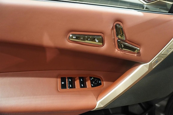 BMW iX 10 of 16