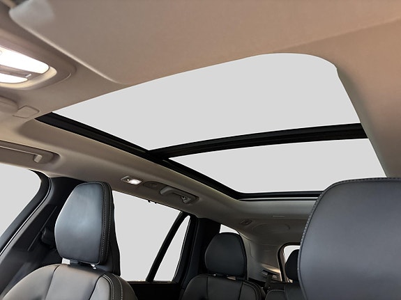 Volvo XC90 10 of 13