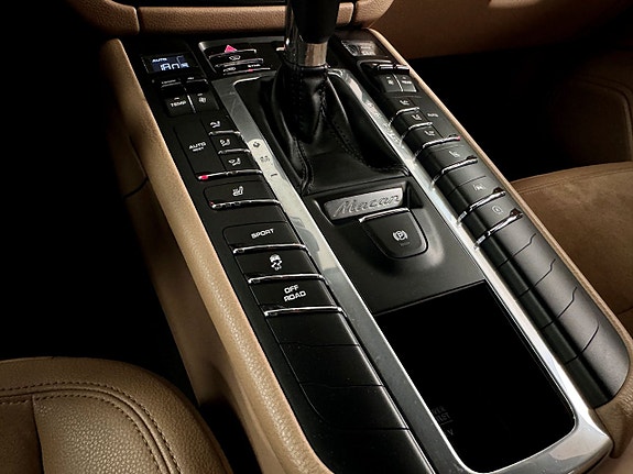 Porsche Macan 13 of 16