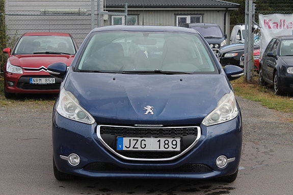 Peugeot 208 2 of 8