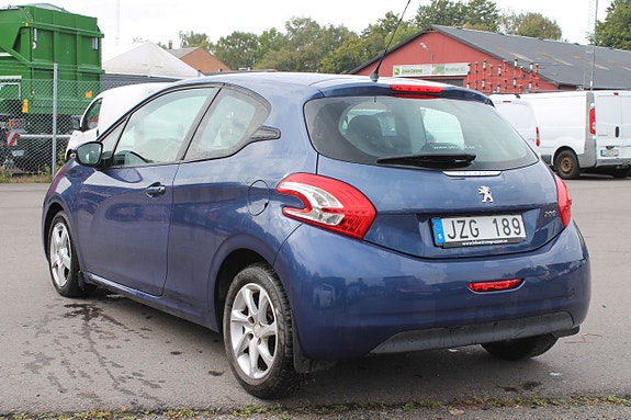 Peugeot 208 4 of 8