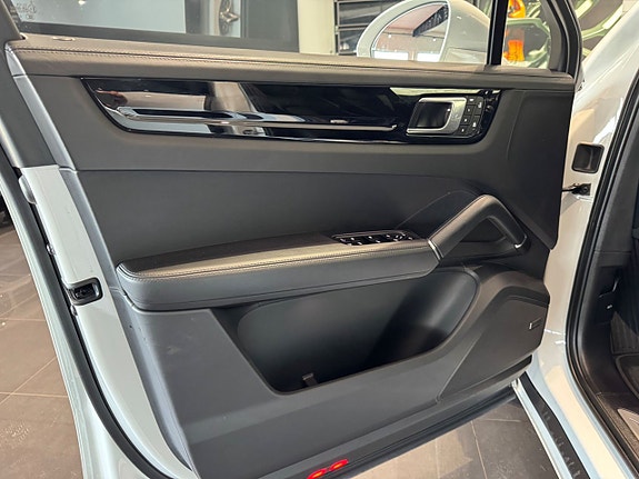 Porsche Cayenne Coupe 9 of 14