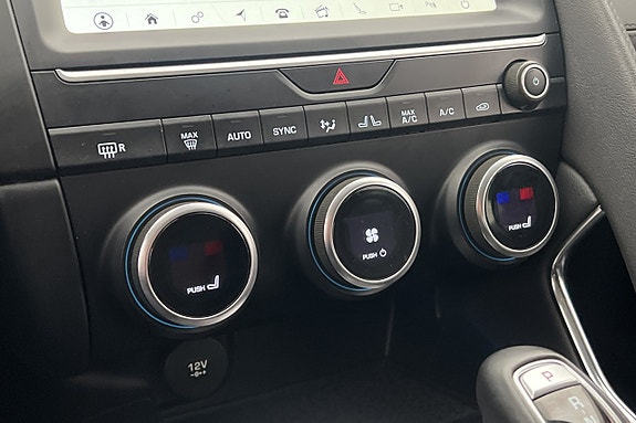 Jaguar E-PACE 19 of 24