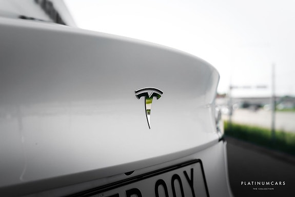 Tesla Model Y 7 of 15