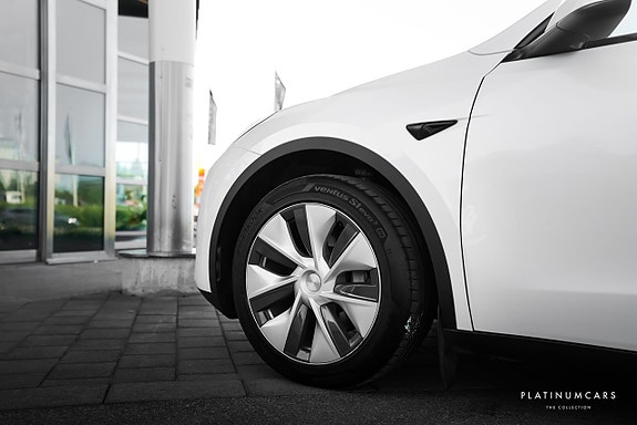 Tesla Model Y 6 of 15