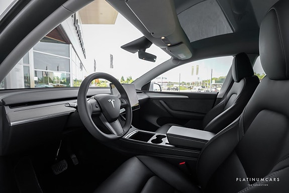 Tesla Model Y 8 of 15