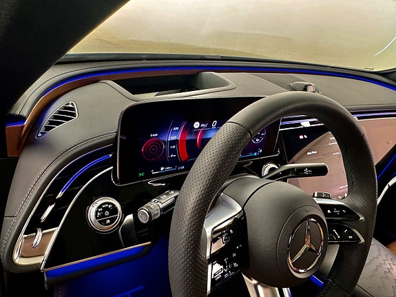 Mercedes-Benz E200 4 of 5