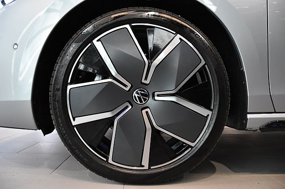 Volkswagen Passat 9 of 28