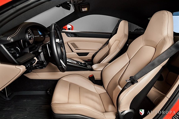 Porsche 911 Carrera 4 GTS 8 of 10