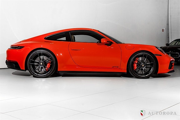 Porsche 911 Carrera 4 GTS 3 of 5