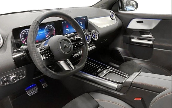 Mercedes-Benz GLA200 6 of 12