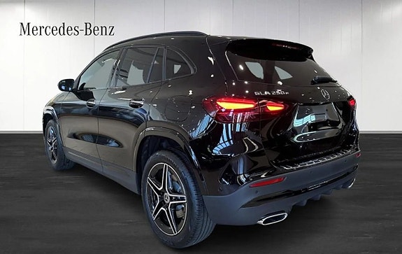 Mercedes-Benz GLA200 3 of 12