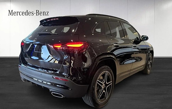 Mercedes-Benz GLA200 4 of 12