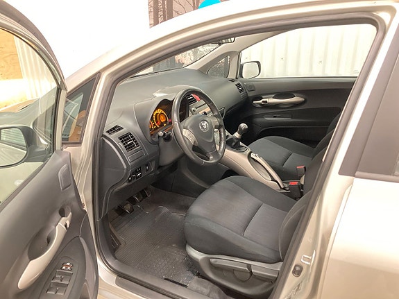 Toyota Auris 5 of 5