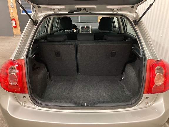 Toyota Auris 2 of 5