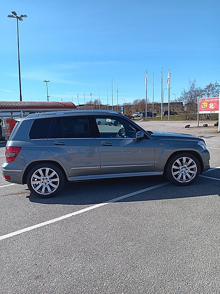 Mercedes-Benz GLK220 2 of 22