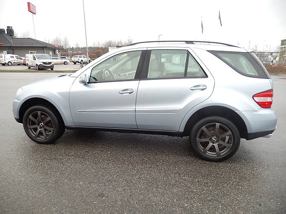 Mercedes-Benz ML320 4 of 5