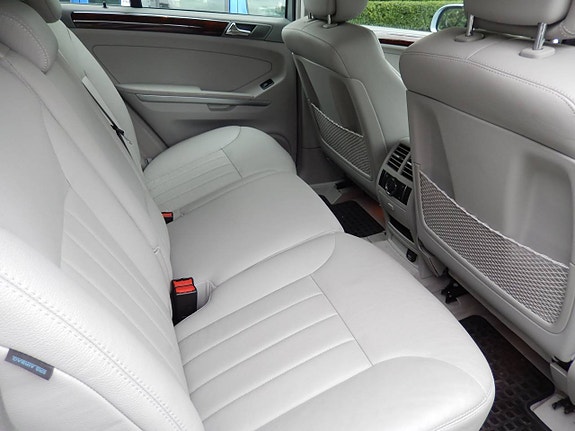 Mercedes-Benz ML320 12 of 25