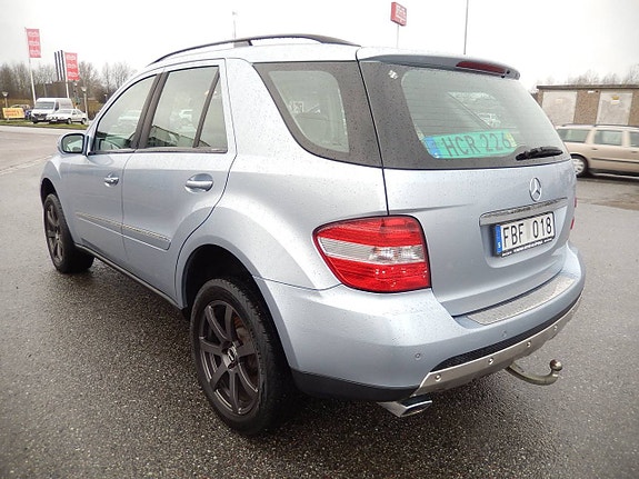 Mercedes-Benz ML320 5 of 5