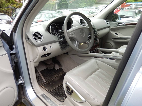 Mercedes-Benz ML320 9 of 25