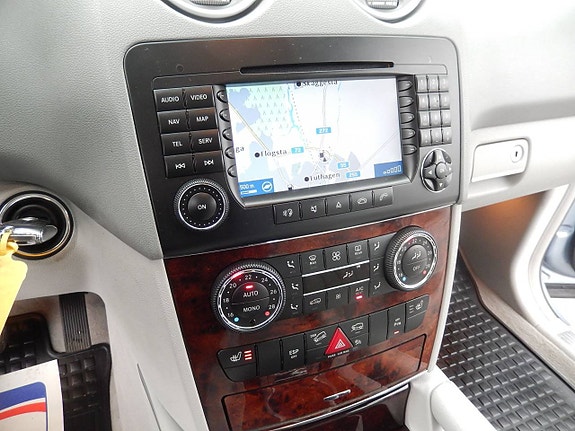 Mercedes-Benz ML320 18 of 25