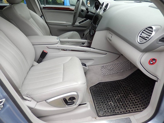 Mercedes-Benz ML320 10 of 25
