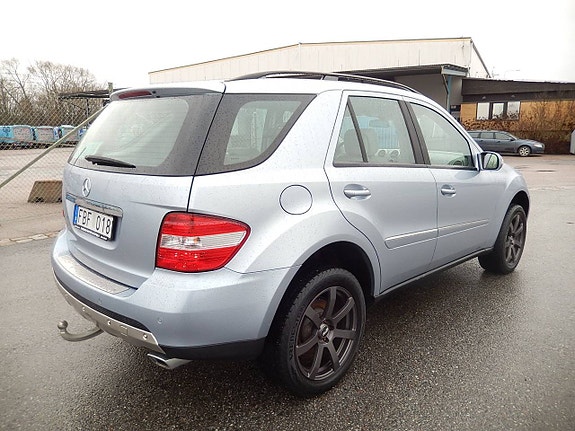 Mercedes-Benz ML320 6 of 25