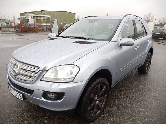 Mercedes-Benz ML320 3 of 5