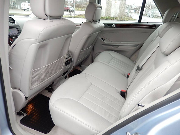 Mercedes-Benz ML320 11 of 25