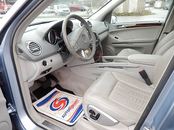 Mercedes-Benz ML320 7 of 25