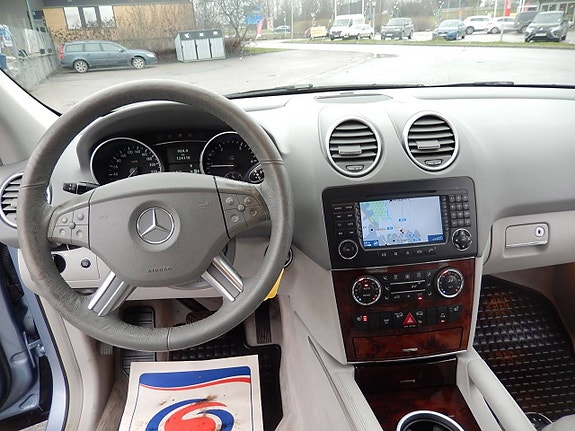 Mercedes-Benz ML320 17 of 25