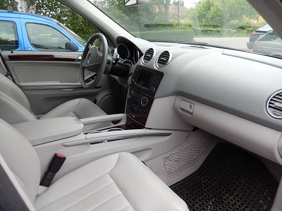 Mercedes-Benz ML320 8 of 25