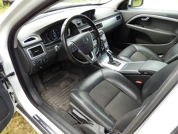 Volvo V70 12 of 25